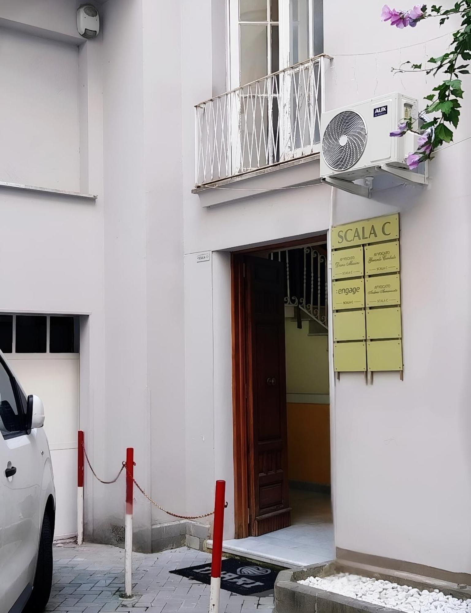 Casa Vacanza La Maison De Losyram Art Salerno Exterior photo